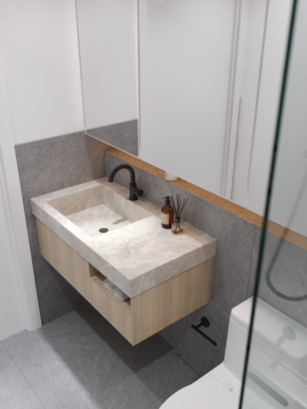 Small bathroom with grey tiles and modern italian vanity unit by Studium Dekor.